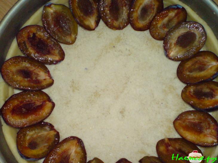 Сливовый пирог с корицей под творожной заливкой