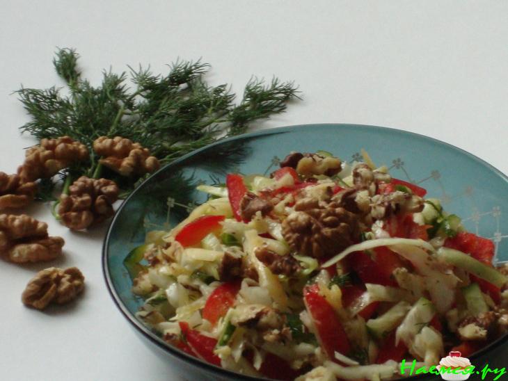 Салат из капусты с сыром и грецкими орехами 