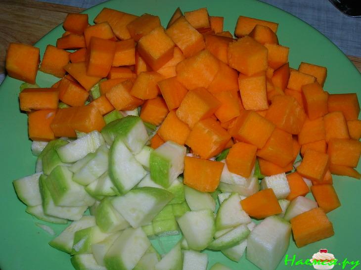 Густой чечевичный суп с копчеными свиными ребрышками