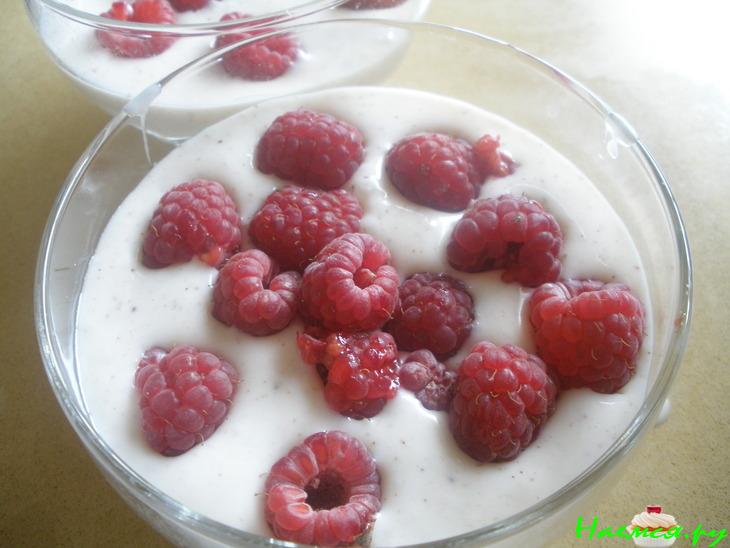 Летний кремовый легкий десерт из йогурта и ягодного желе