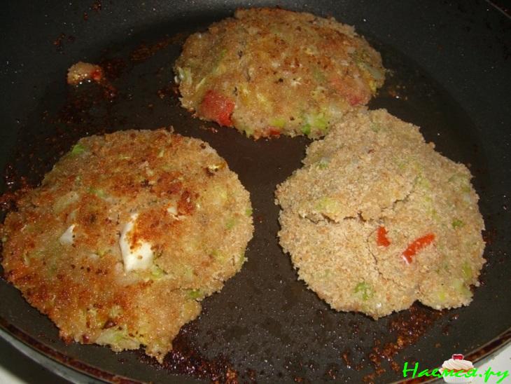 Капустные котлеты с помидорами Капустные котлеты с помидорами