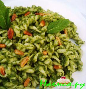 Макароны под шпинатным соусом с фисташками