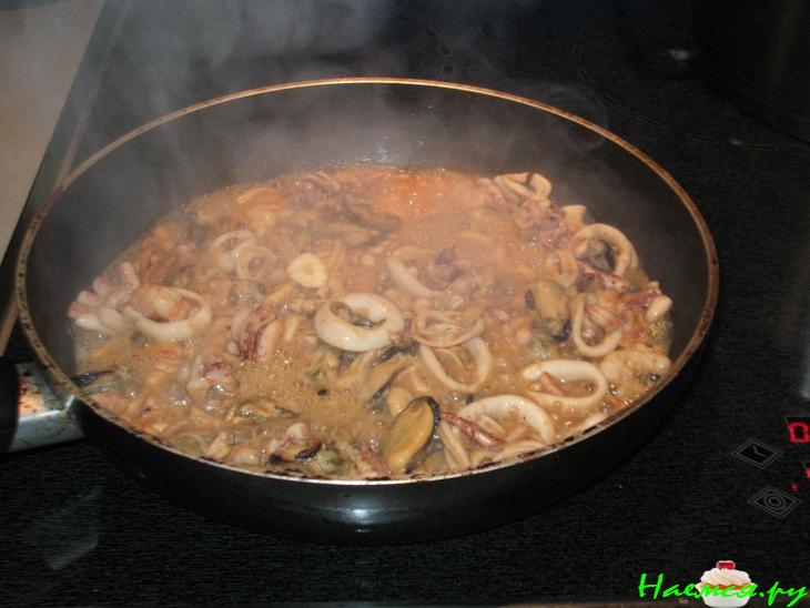 Морской коктейль с сыром и клубникой