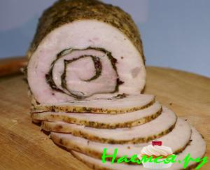 Рулет из индейки с чесноком и свекольными листьями