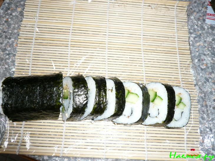 Суши-роллы с лососем