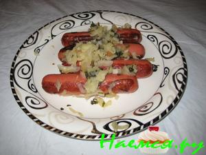 Сосиски с яблоками, сельдереем и петрушкой