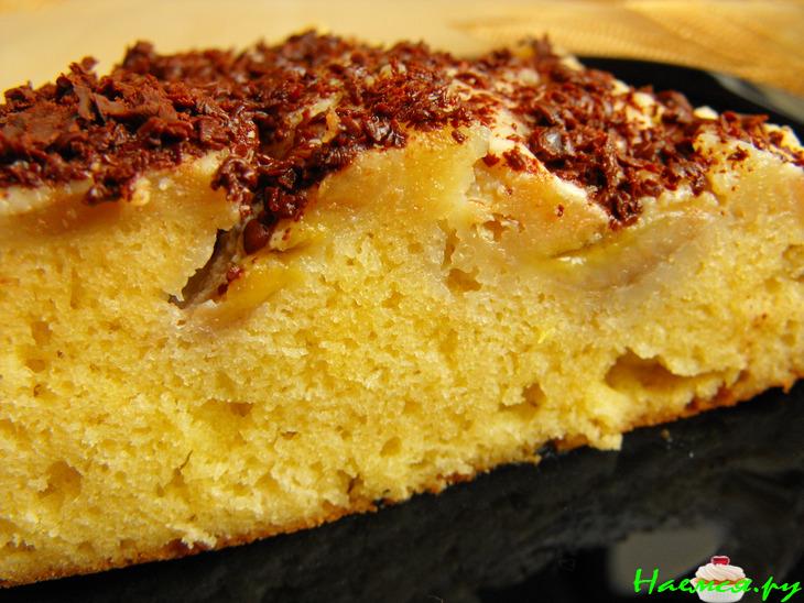 Пирог-перевертыш с бананами и сливочно-карамельным соусом