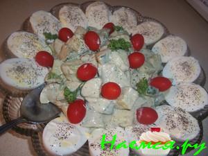 Огуречный салат с соусом из редиса