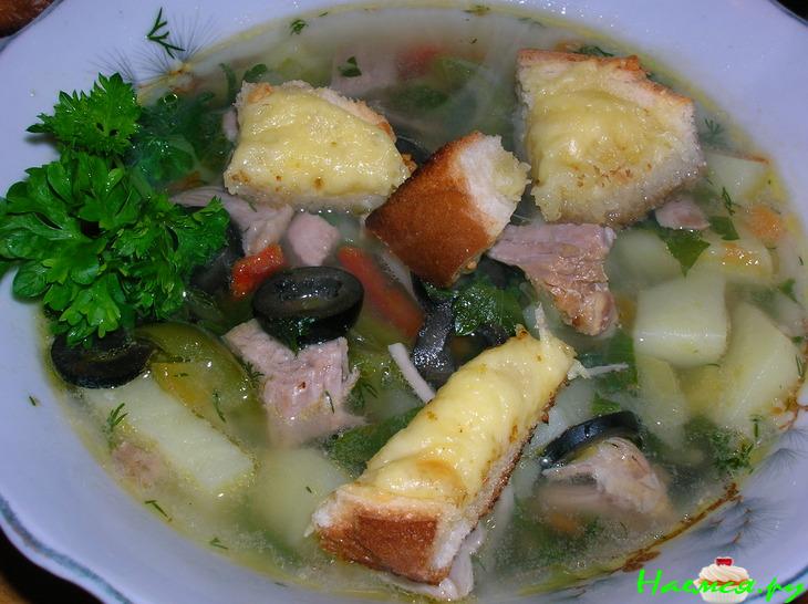 Суп из индейки с маслинами и сырными гренками
