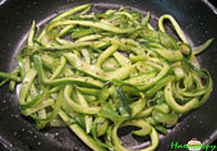 Креветки в кабачковой обёртке с соусом