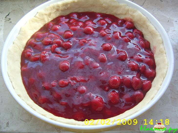 Пирог с вишнёво-пудинговой начинкой под штройзелем