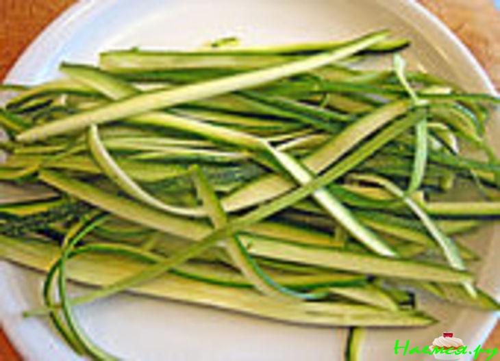 Креветки в кабачковой обёртке с соусом