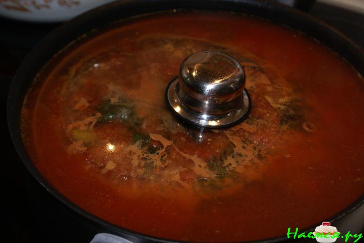 Маленькие голубцы в свекольных листьях