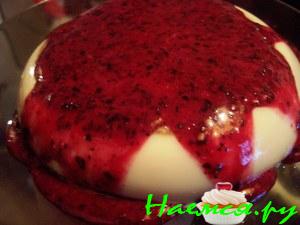 Молочно-кофеное желе под соусом из черной смородины