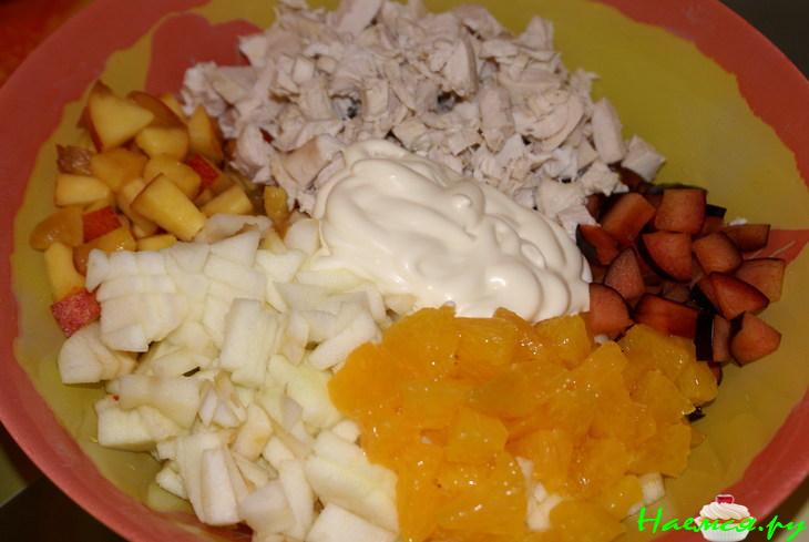 Салат с фруктами и куриной грудкой