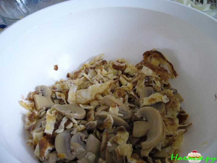 Грибной салат с яйцом и зеленым луком