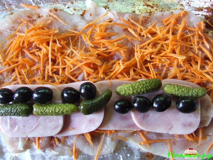 Рулет из куриной грудки с ветчиной, оливкам и корнишонами, приготовленный на углях