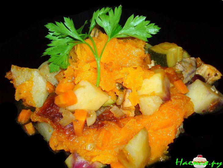 Тыква запеченная, фаршированная овощами и мясом