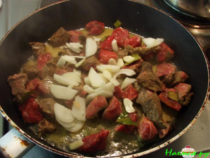 Говядина тушеная с оливками и картофелем