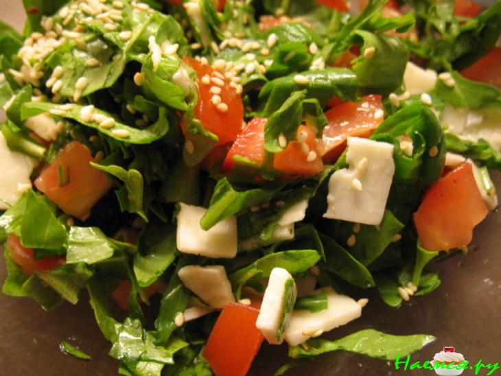 Салат с рукколой и козьим сыром