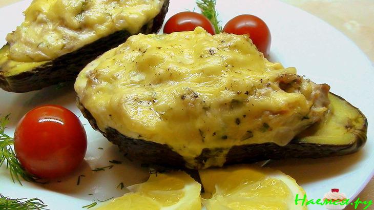 Лодочки авокадо, запеченные с курятиной