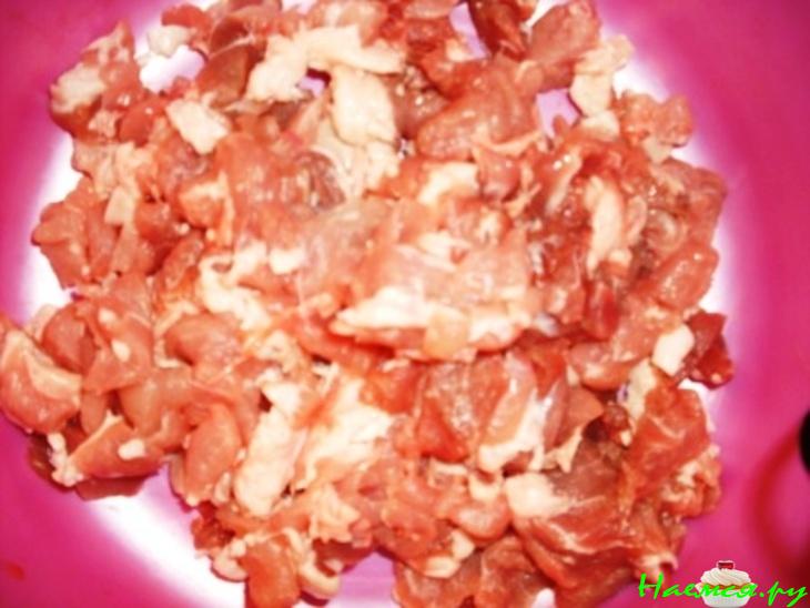 Рулет свиной с черносливом, грецкими орехами, чесноком, горчицей и хреном Рулет свиной с черносливом, грецкими орехами, чесноком, горчицей и хреном