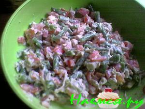 Салат с курицей и фасолью
