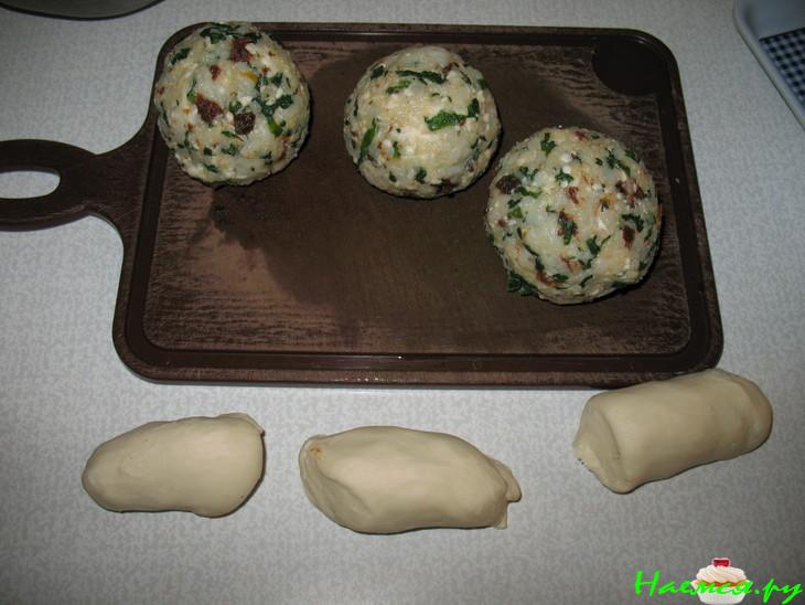 Чуду с брынзой, черемшой и сушеными томатами