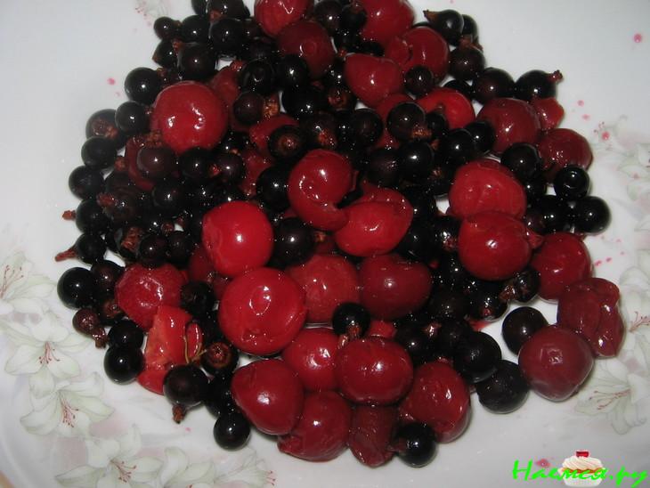 Пирог вишнево-смородиновый с шоколадом