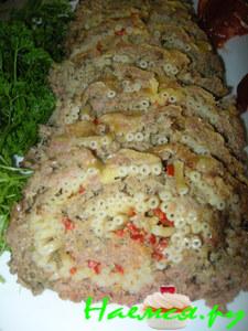 Мясной рулет с макаронами, болгарским перцем и сыром Мясной рулет с макаронами, болгарским перцем и сыром