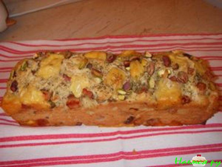 Закусочный хлеб с сыром и копченой грудинкой