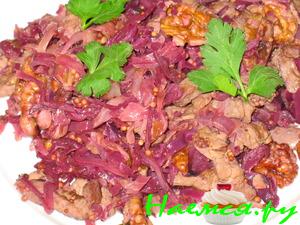 Разноцветная капуста с мясом и орехами
