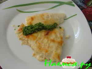 Рыба запеченная в соусе и с песто из кориандра