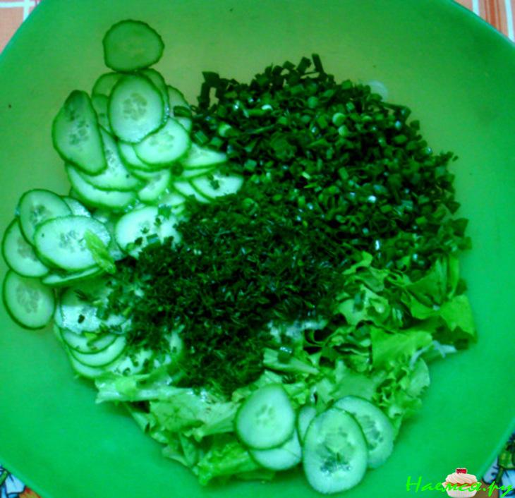 Зеленый салат со сметаной