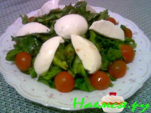 Салат со шпинатом, помидорчиками черри и сыром пармезан