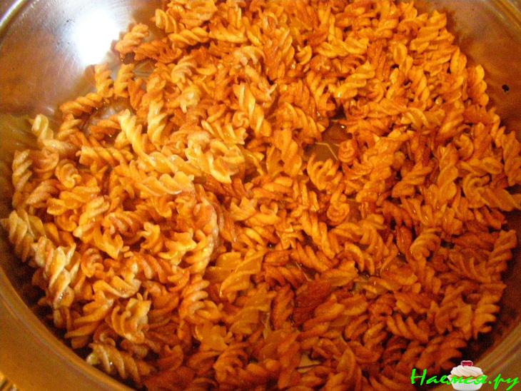 Жареные макароны с соусом из мацони