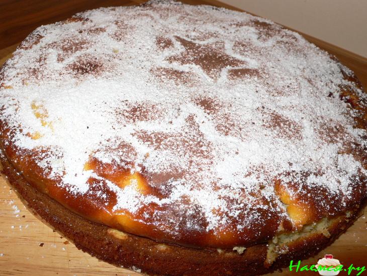 Пирог с марципаном и вишней