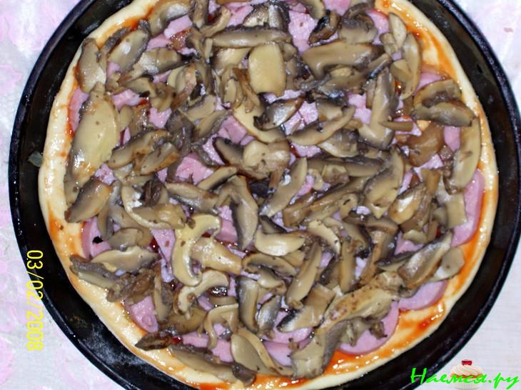 Пицца с жаренным луком