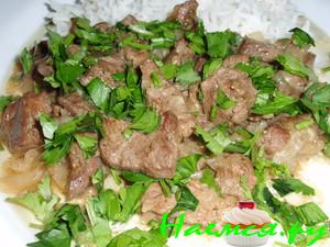 Баранина тушеная с луком и чесноком
