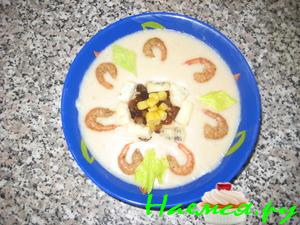 Суп-пюре из корня сельдерея, креветок с голубым сыром