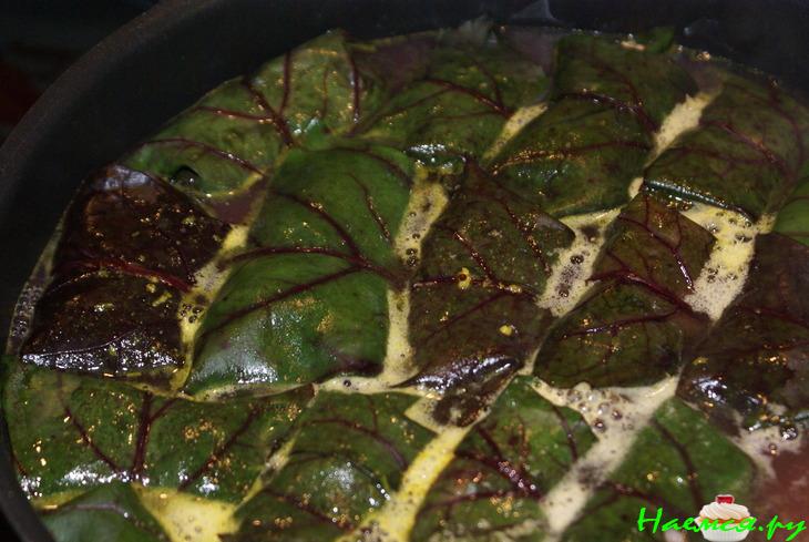 Маленькие голубцы в свекольных листьях