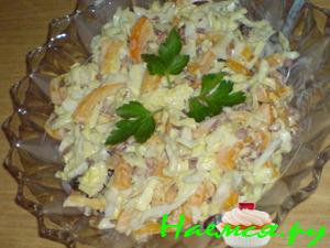 Салат из весенней капусты с паприкой и беконом