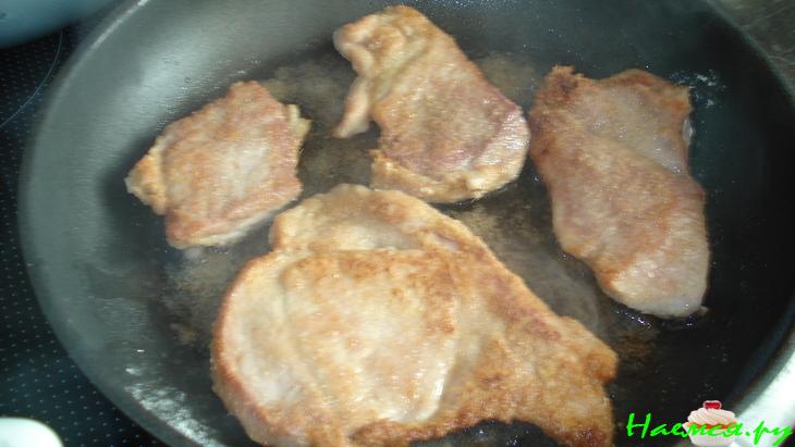 Мясо, запечённое в сметане с айвой