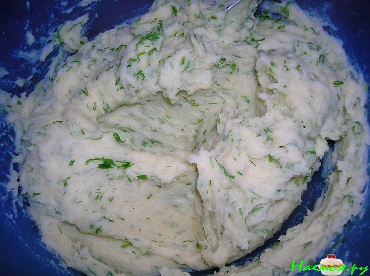 Зразы картофельные с креветками и яйцом под соусом