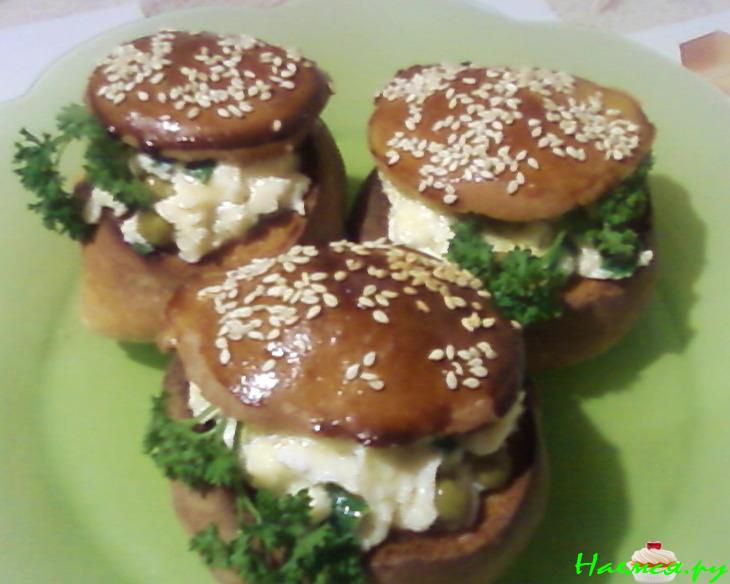 Яичница-болтунья в булочках