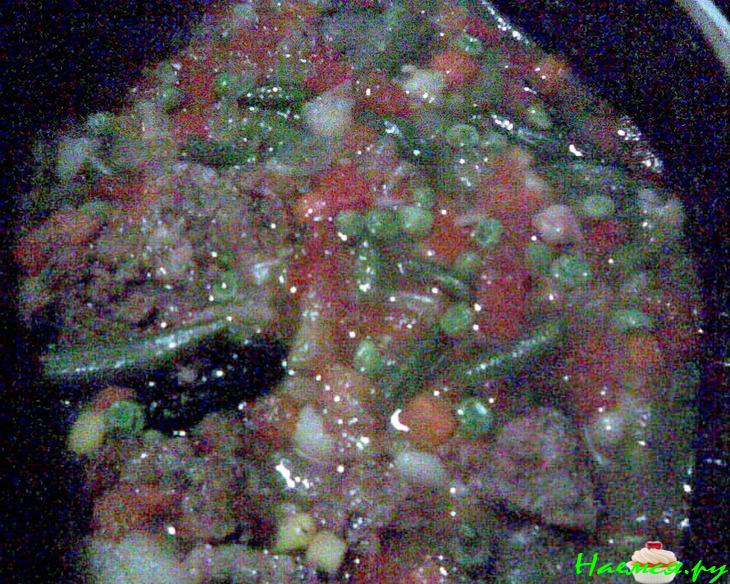 Говяжий суп с фасолью, овощами и черносливом в керамической посуде