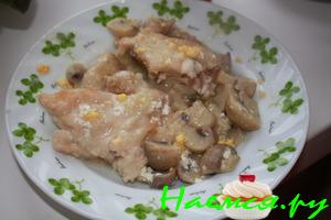 Курица, тушенная с грибами