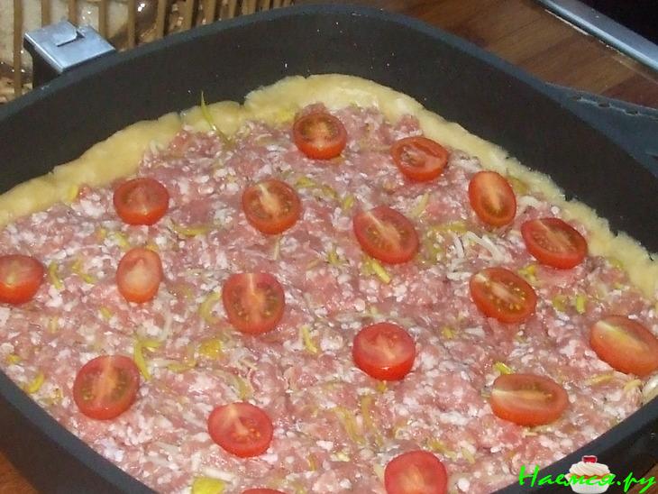 Пирог-пицца с фаршем, пореем, моцареллой ...