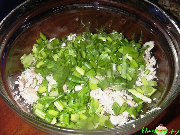 Куриный салат с опятами и заправкой из козьего сыра