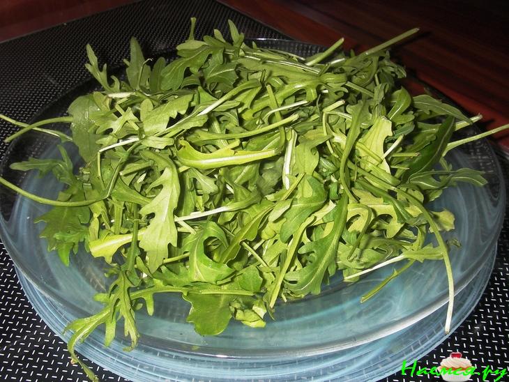 Салат с жареным окунем и вялеными помидорами